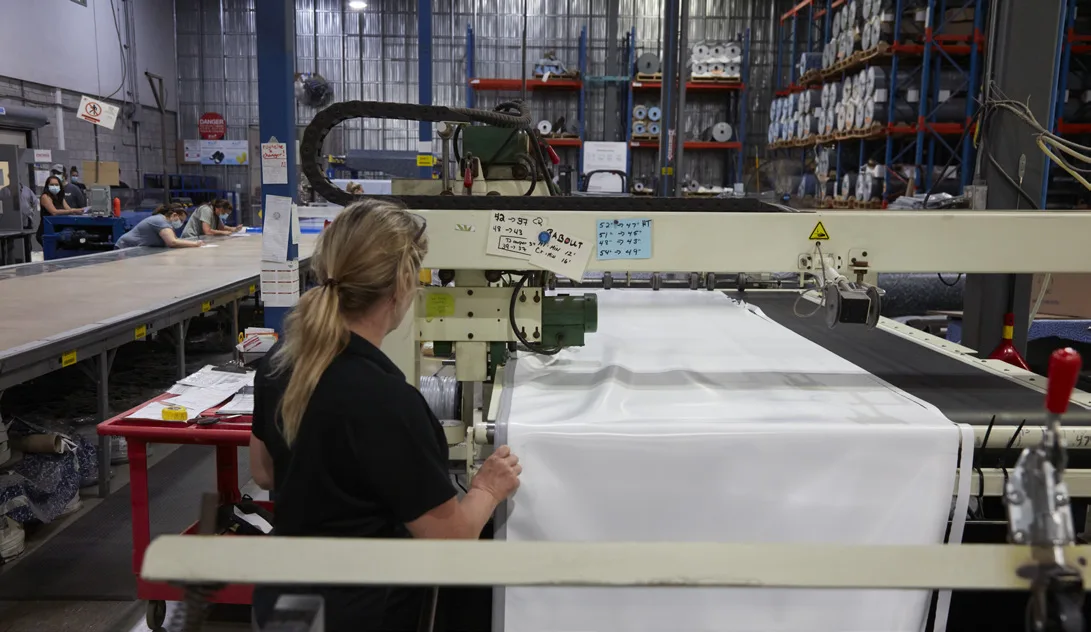 Assemblage d’une toile de piscine en usine