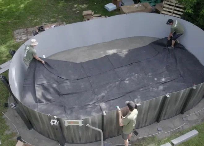 Équipe d’installation Trévi mettant une piscine de niveau