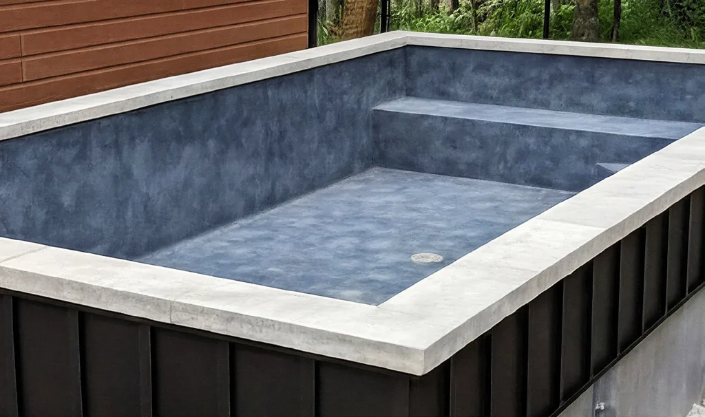 Finition du pourtour de béton par une équipe Trévi