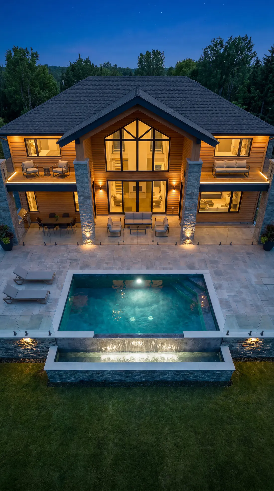Piscine Trévi Infinity à débordement, en soirée