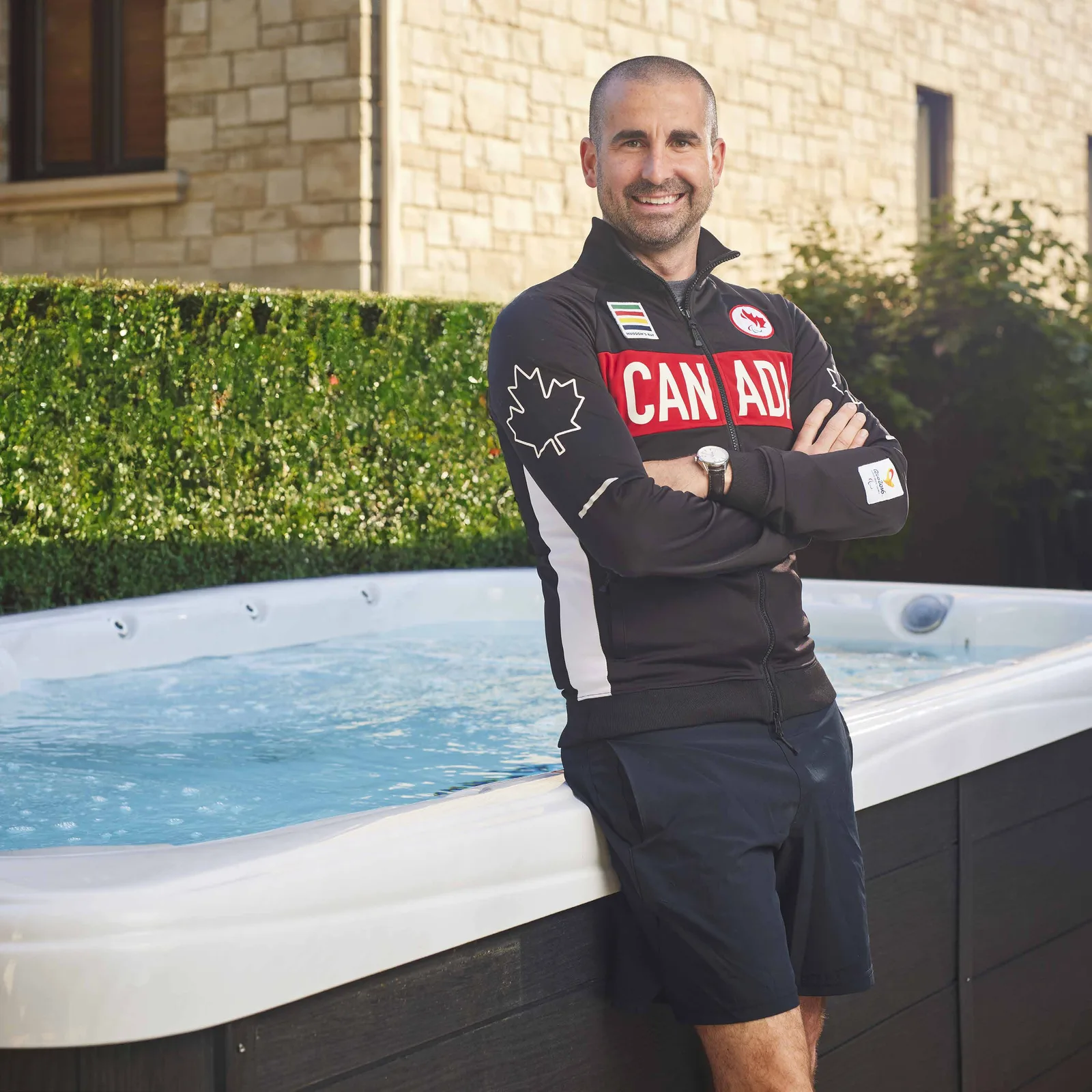 Benoît Huot, multichampion paralympique de natation, à côté d’un spa de nage Trévi
